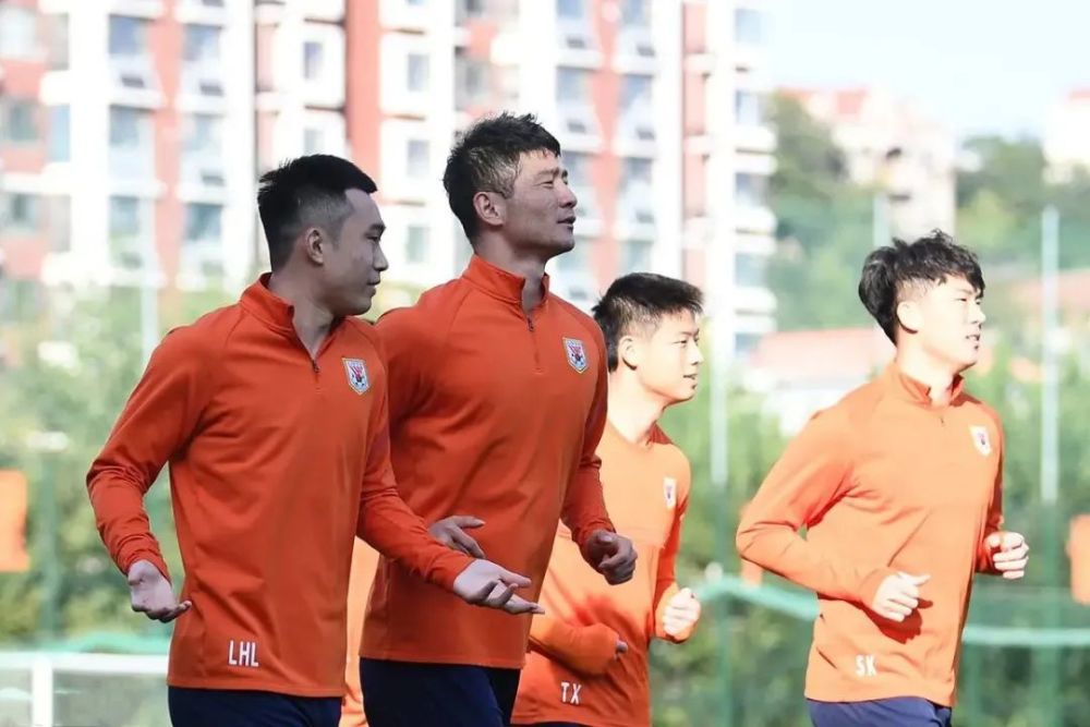 很快，叶辰乘坐的游轮尾部，便被缓缓转动的螺旋桨搅动起一阵波动。